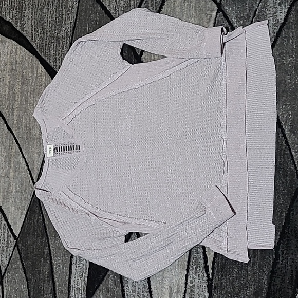 BKE KNIT YARN STITCHING V-NECK PALE LAVENDER DROPTAIL LONG-SLEEVE SHIRT - Picture 1 of 13